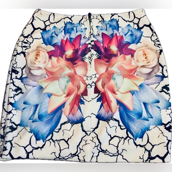 Tobi size small abstract white w/ multi color floral print mini skirt pink blue - Picture 3 of 4
